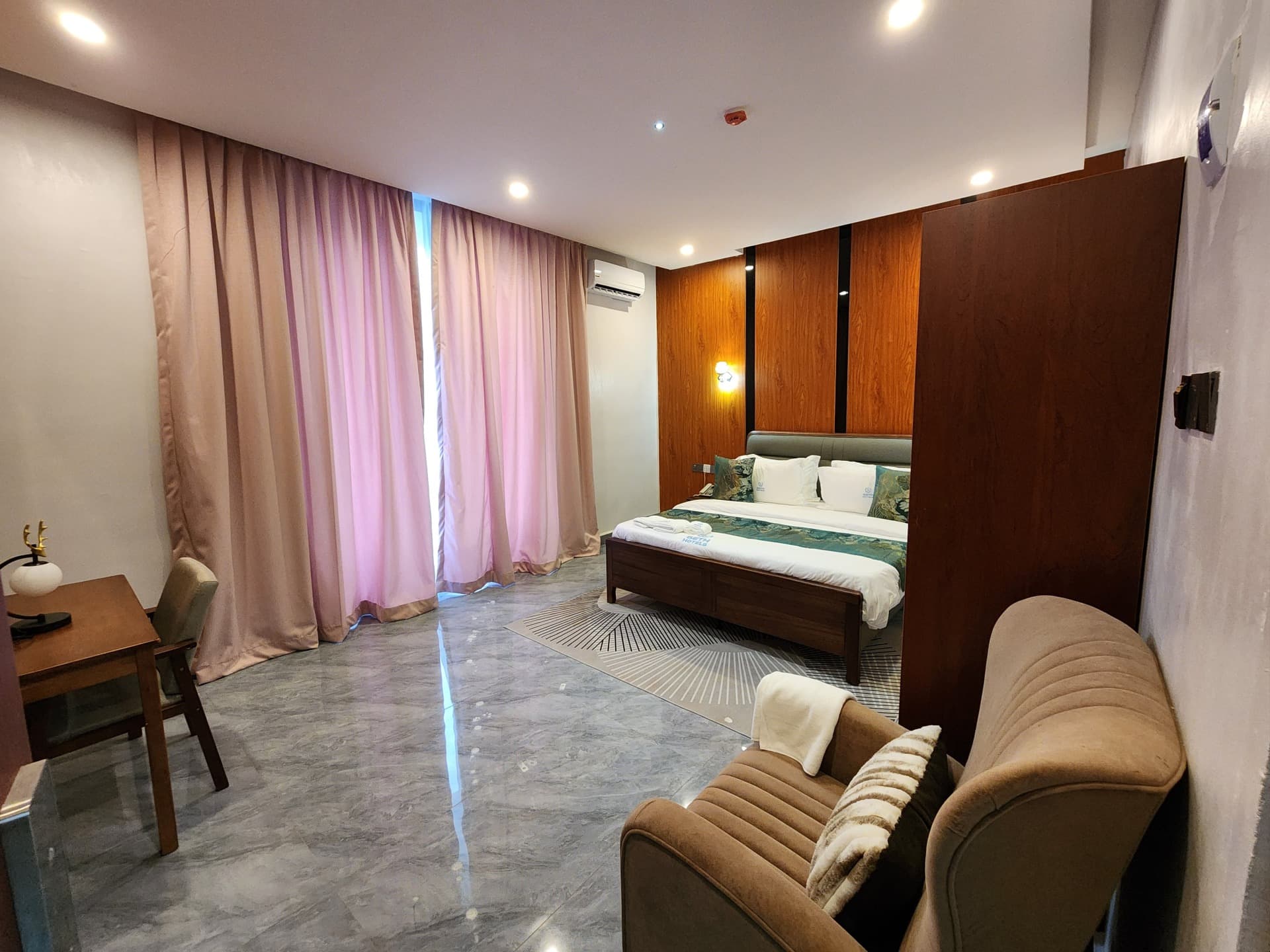 Room image 4
