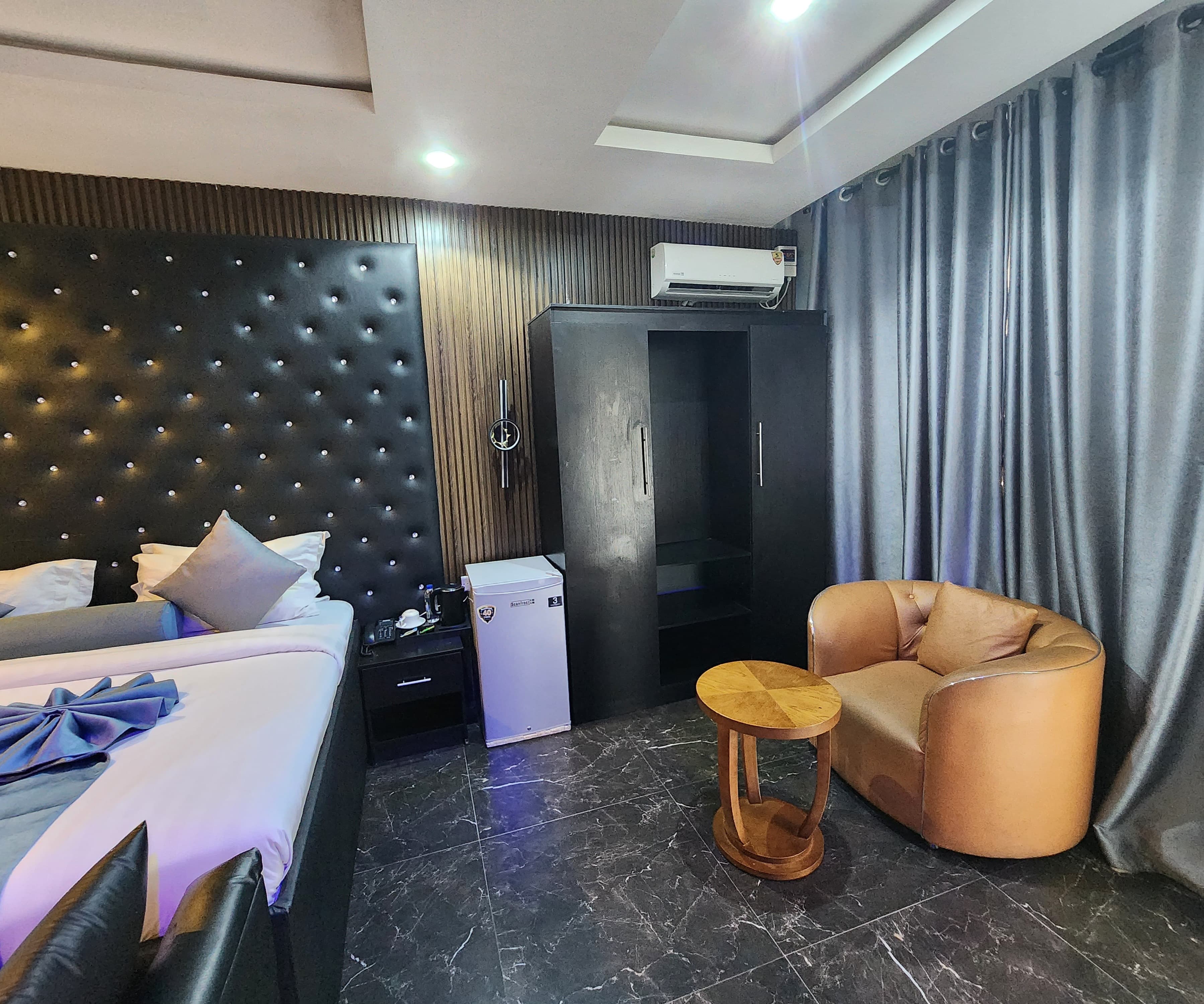 Room image 8