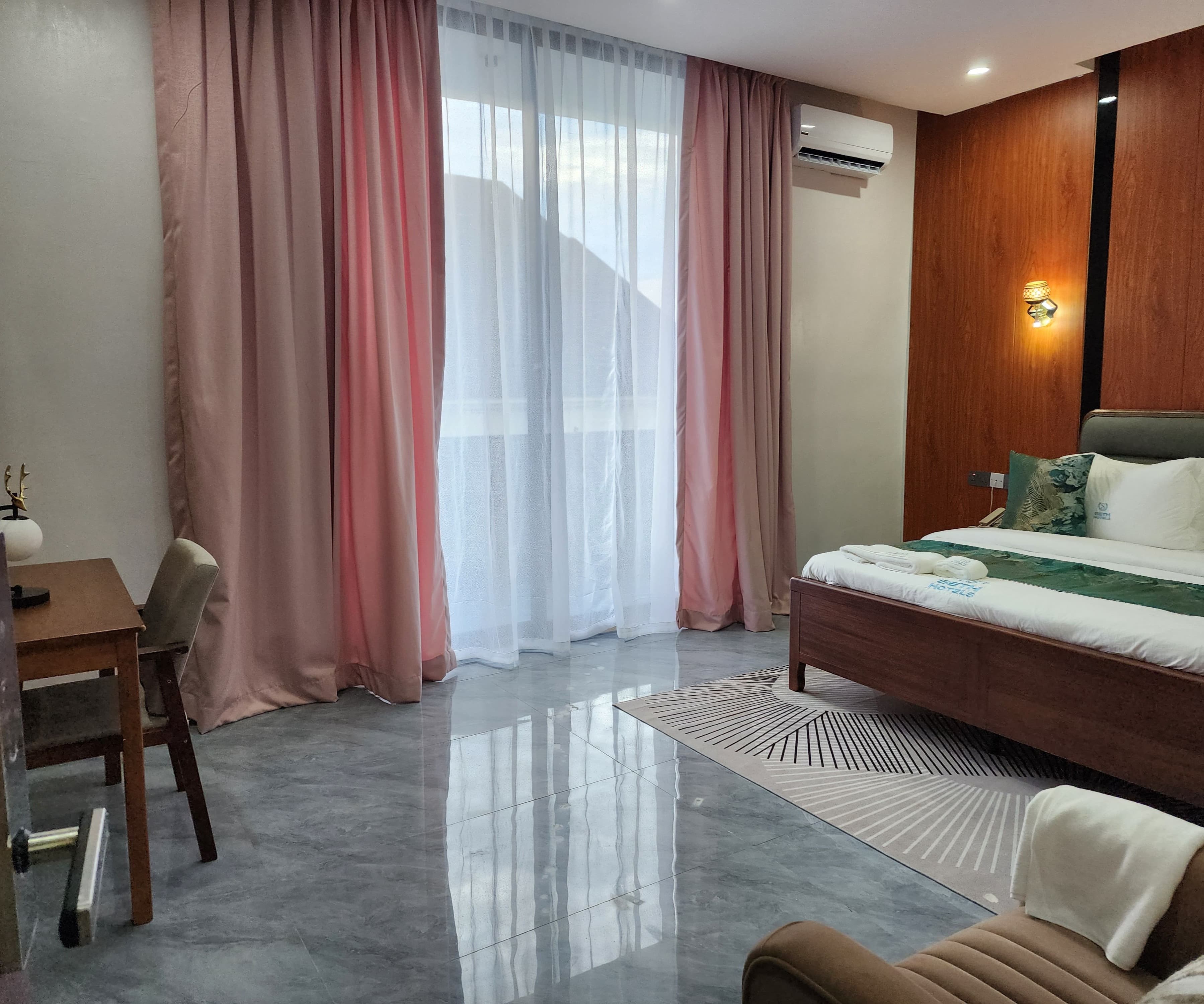 Room image 4