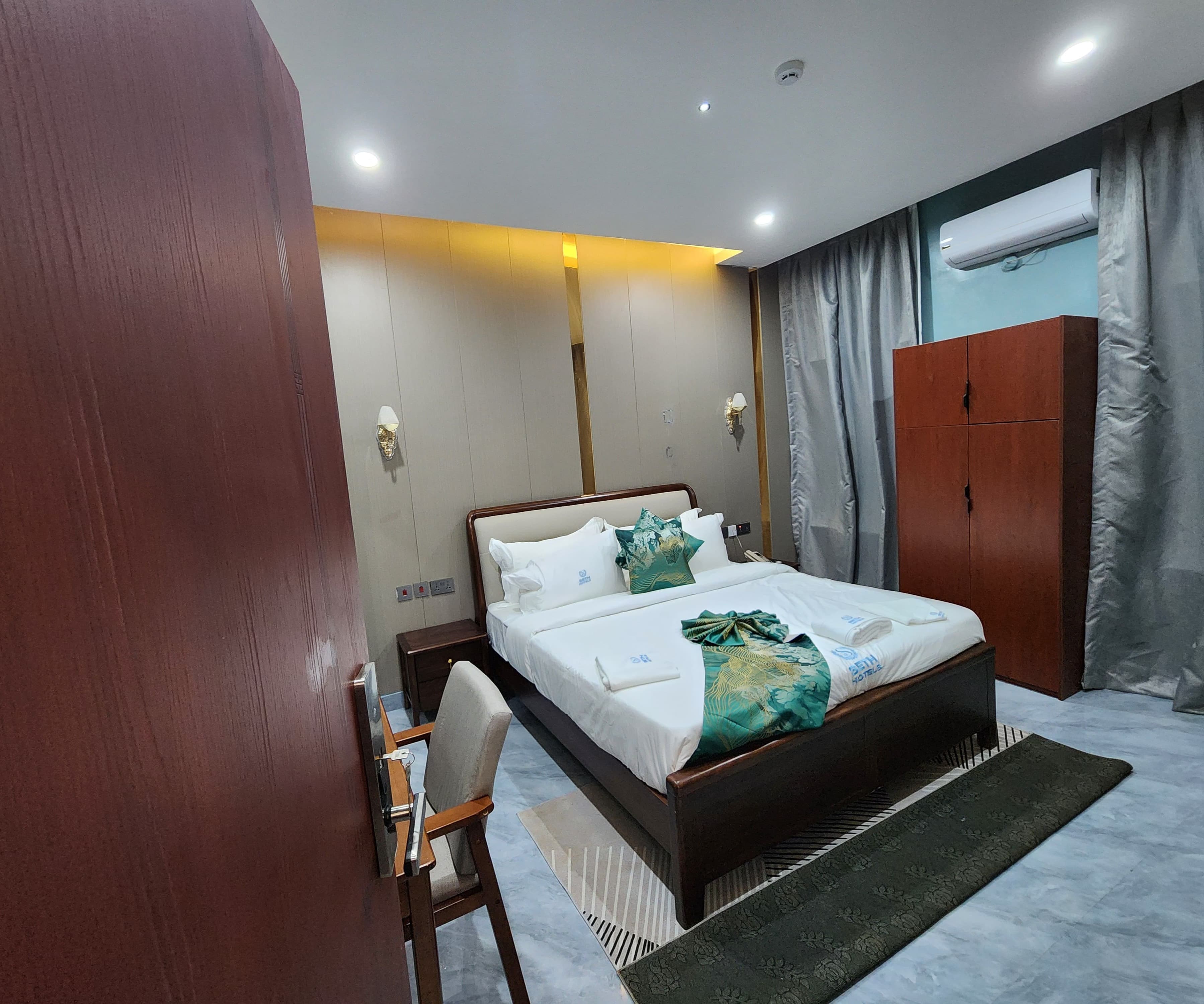 Room image 4