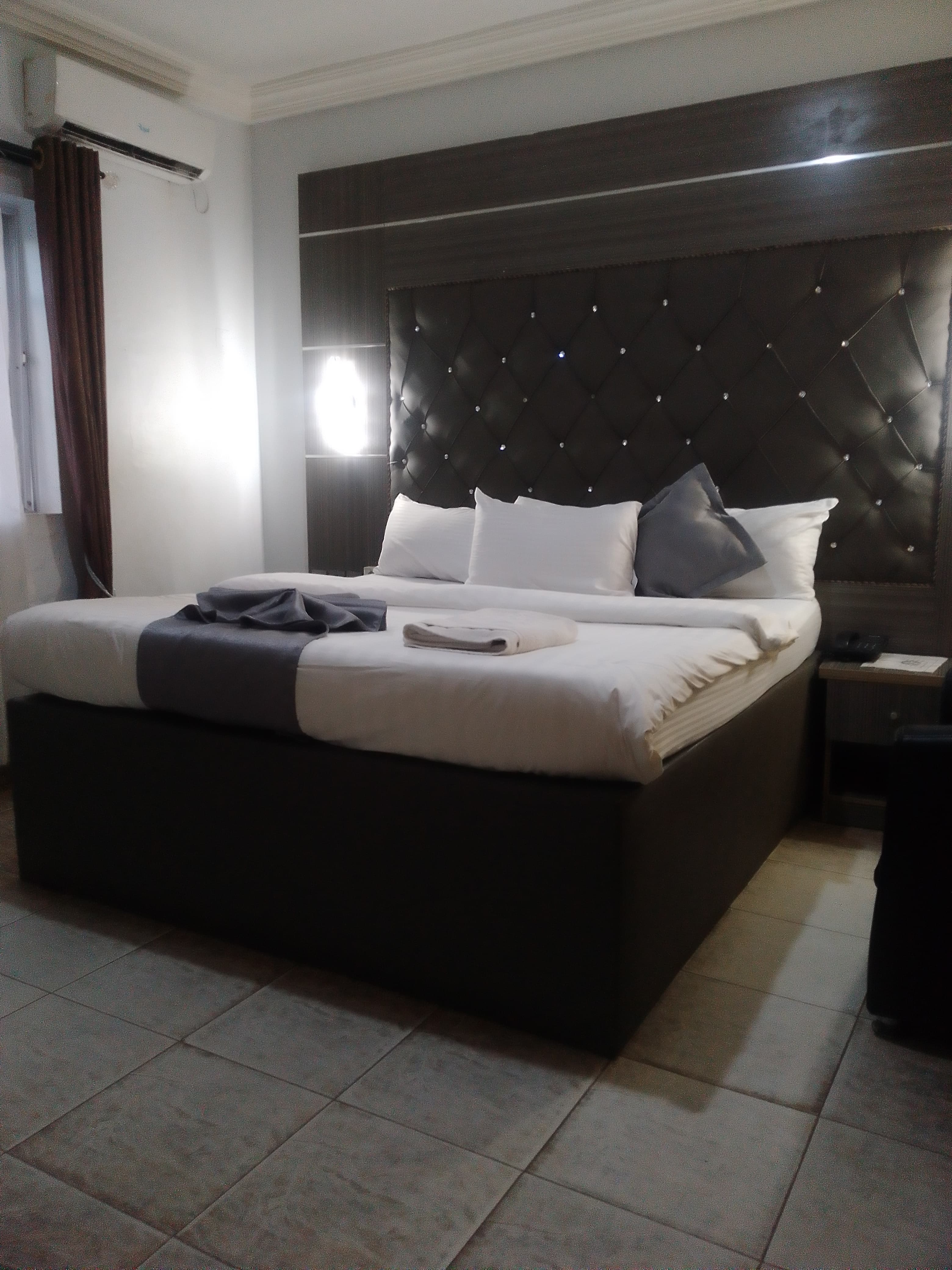 Room image 4